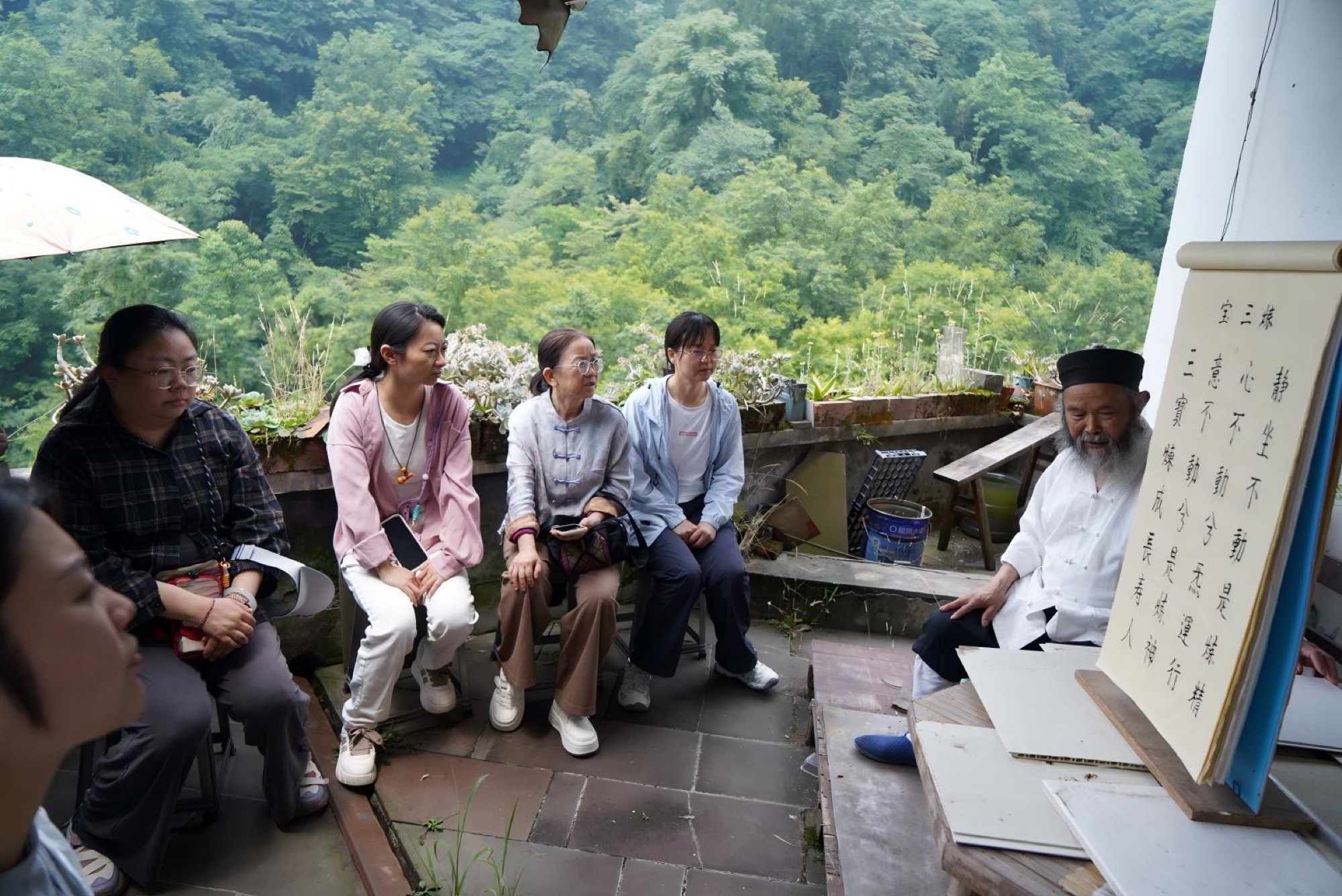 A Qingcheng teacher speaking with visitors